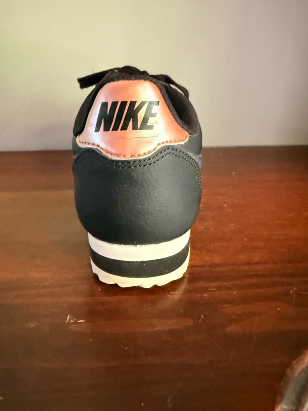 Nike women’s classic Cortez leather. Black with rose gold accents. size 8.5 - Picture 5 of 14